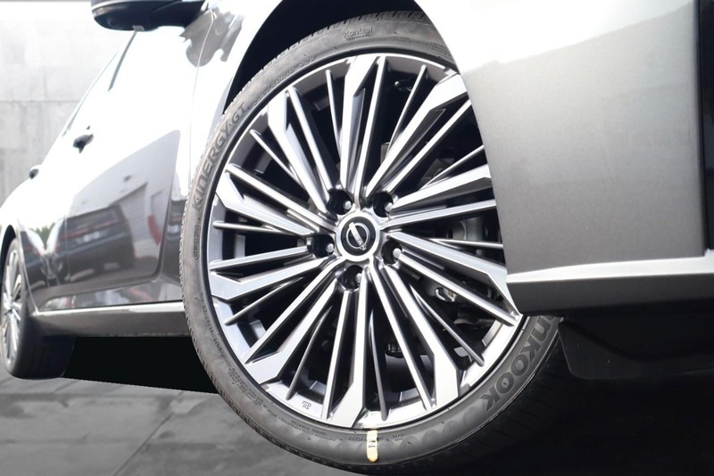 Nissan Altima Vehicle Full-screen Gallery Image 3