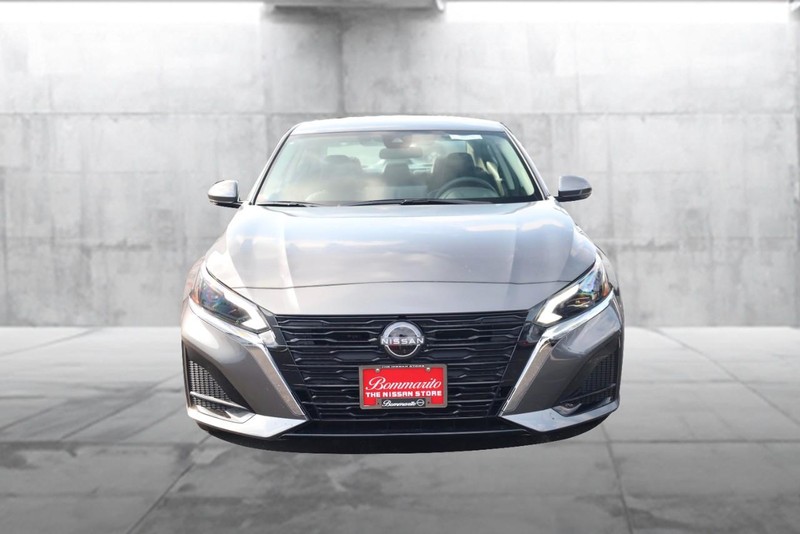 Nissan Altima Vehicle Full-screen Gallery Image 4