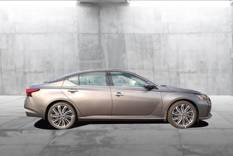 Nissan Altima Vehicle Full-screen Gallery Image 5