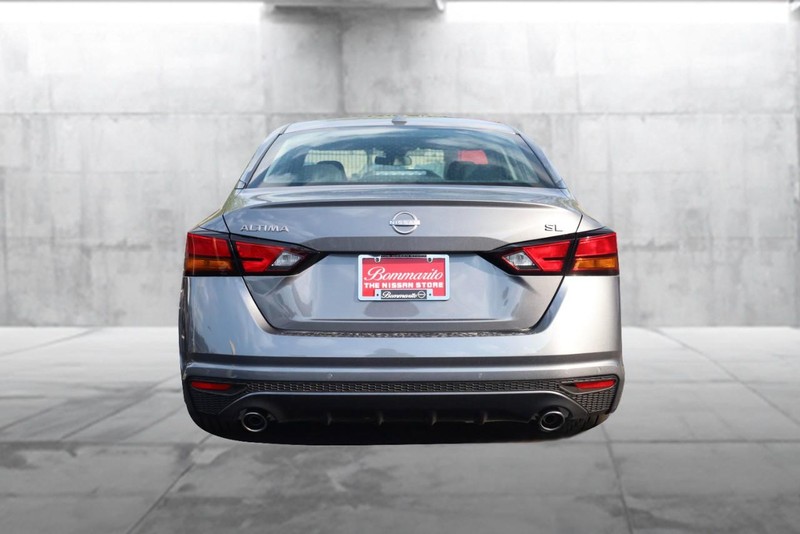 Nissan Altima Vehicle Full-screen Gallery Image 6