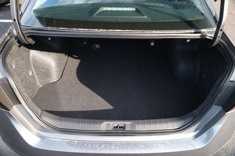 Nissan Altima Vehicle Full-screen Gallery Image 7