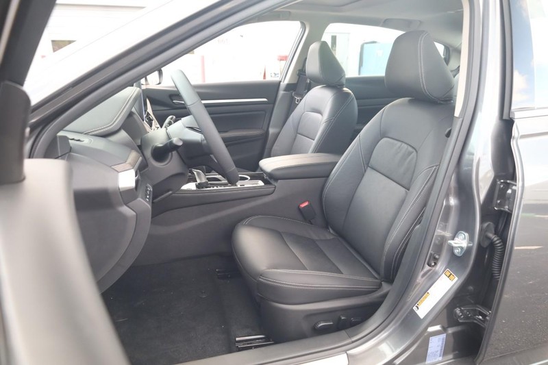 Nissan Altima Vehicle Full-screen Gallery Image 8