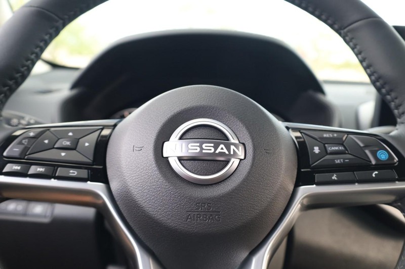 Nissan Altima Vehicle Full-screen Gallery Image 9