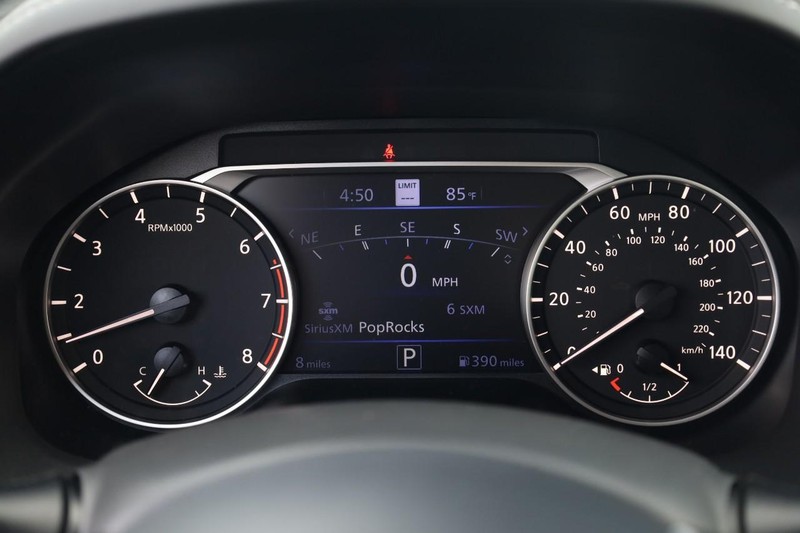 Nissan Altima Vehicle Full-screen Gallery Image 10