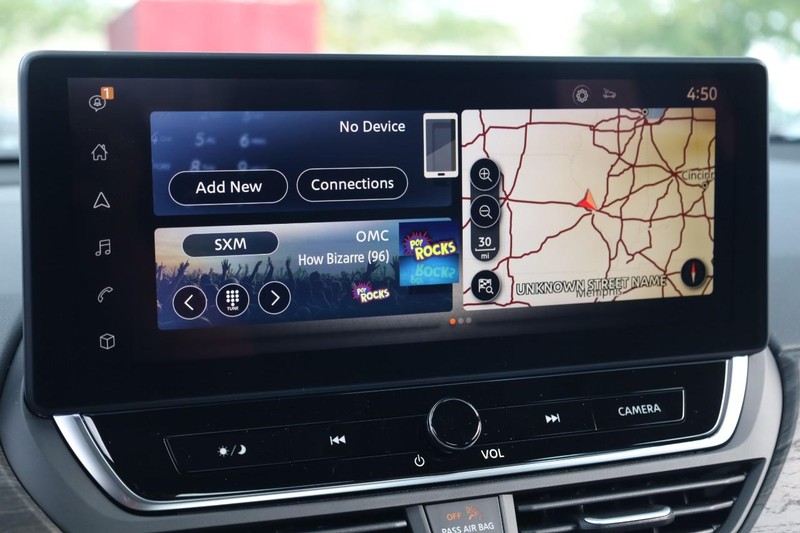 Nissan Altima Vehicle Full-screen Gallery Image 11