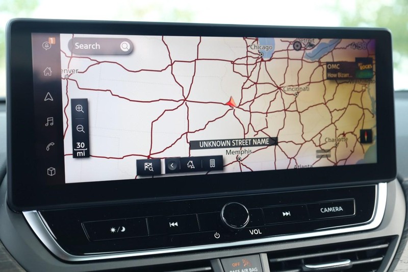 Nissan Altima Vehicle Full-screen Gallery Image 12