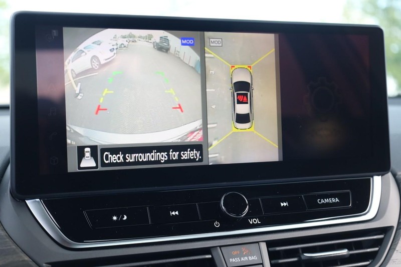 Nissan Altima Vehicle Full-screen Gallery Image 13