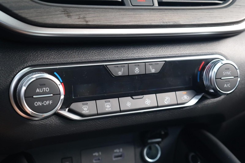 Nissan Altima Vehicle Full-screen Gallery Image 14