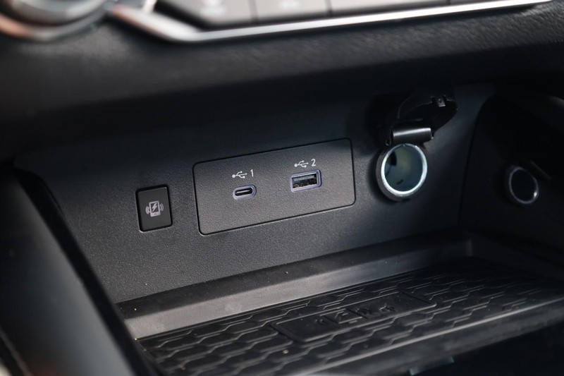 Nissan Altima Vehicle Full-screen Gallery Image 15