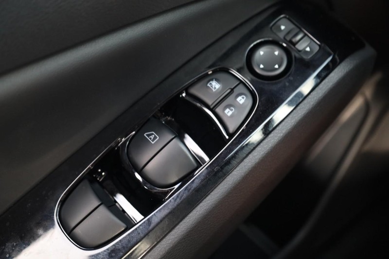 Nissan Altima Vehicle Full-screen Gallery Image 18