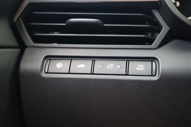 Nissan Altima Vehicle Full-screen Gallery Image 19