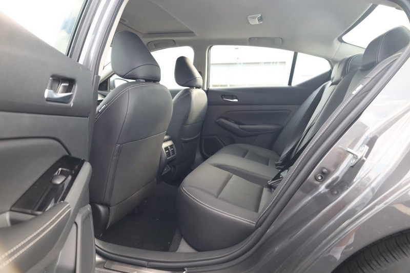 Nissan Altima Vehicle Full-screen Gallery Image 21