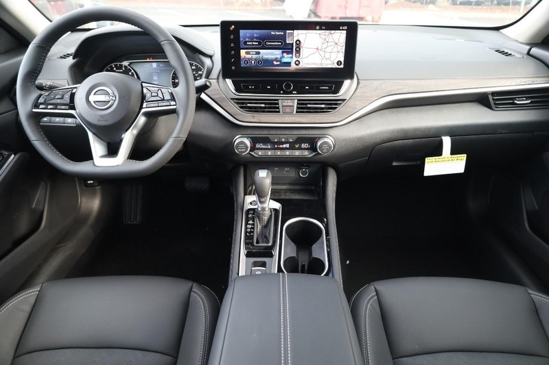 Nissan Altima Vehicle Full-screen Gallery Image 23