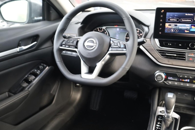 Nissan Altima Vehicle Full-screen Gallery Image 24
