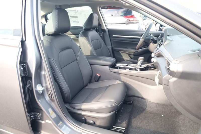 Nissan Altima Vehicle Full-screen Gallery Image 25