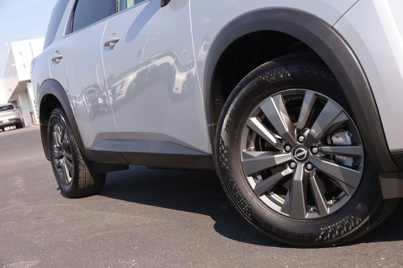 Nissan Pathfinder Vehicle Image 03