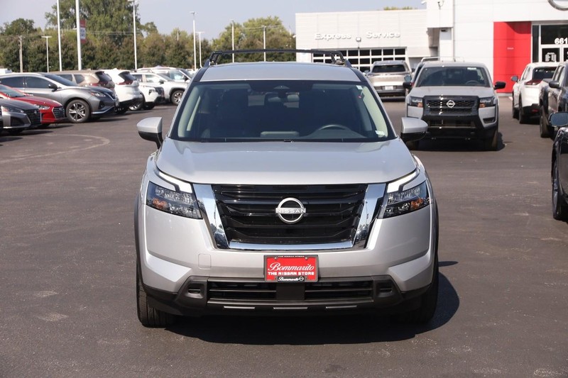 Nissan Pathfinder Vehicle Image 04