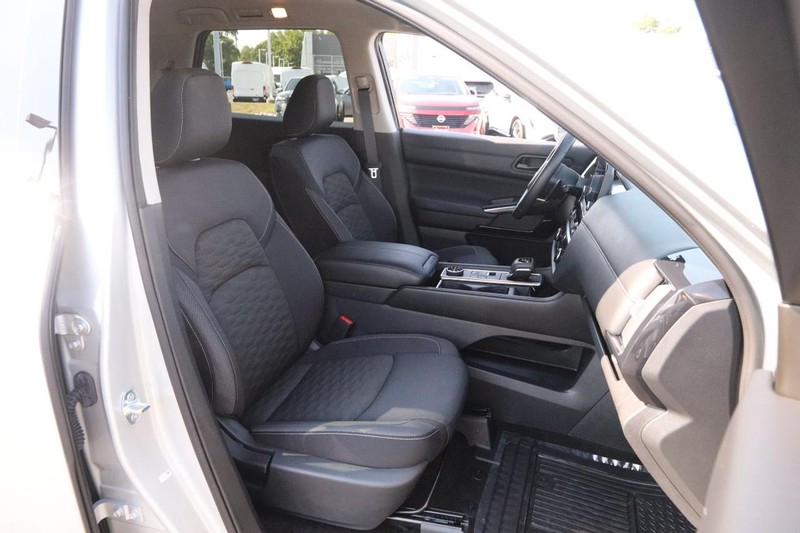 Nissan Pathfinder Vehicle Image 26