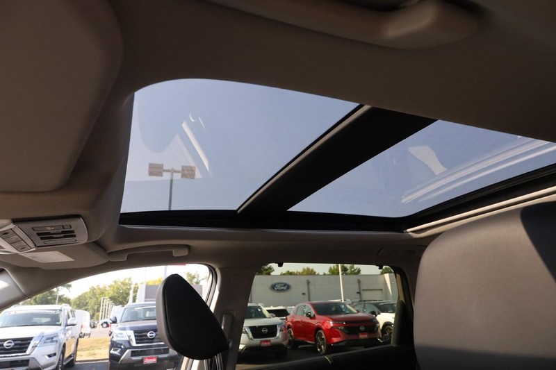Nissan Rogue Vehicle Image 09