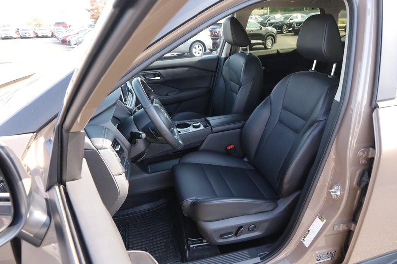 Nissan Rogue Vehicle Image 10