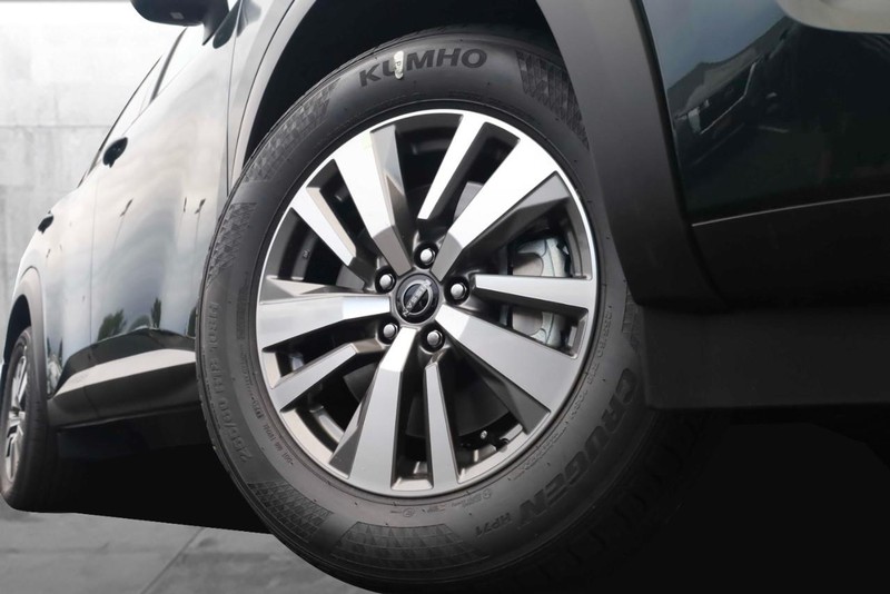 Nissan Pathfinder Vehicle Full-screen Gallery Image 3