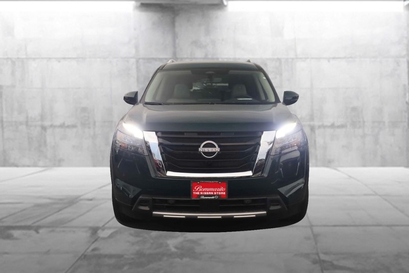 Nissan Pathfinder Vehicle Full-screen Gallery Image 4