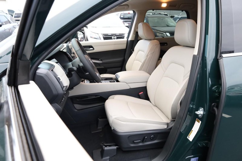 Nissan Pathfinder Vehicle Full-screen Gallery Image 10