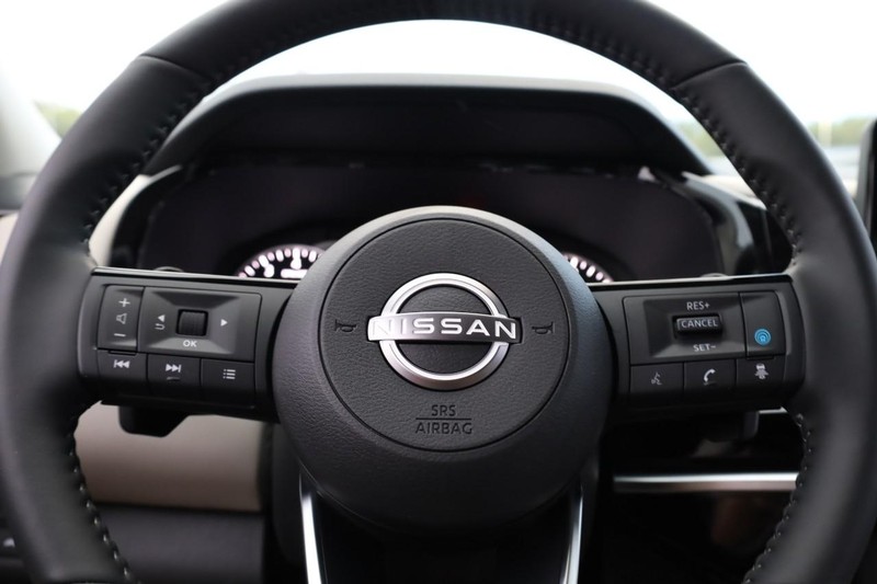 Nissan Pathfinder Vehicle Full-screen Gallery Image 11