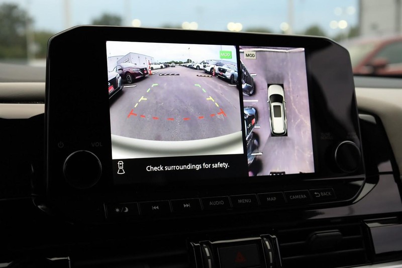 Nissan Pathfinder Vehicle Full-screen Gallery Image 15