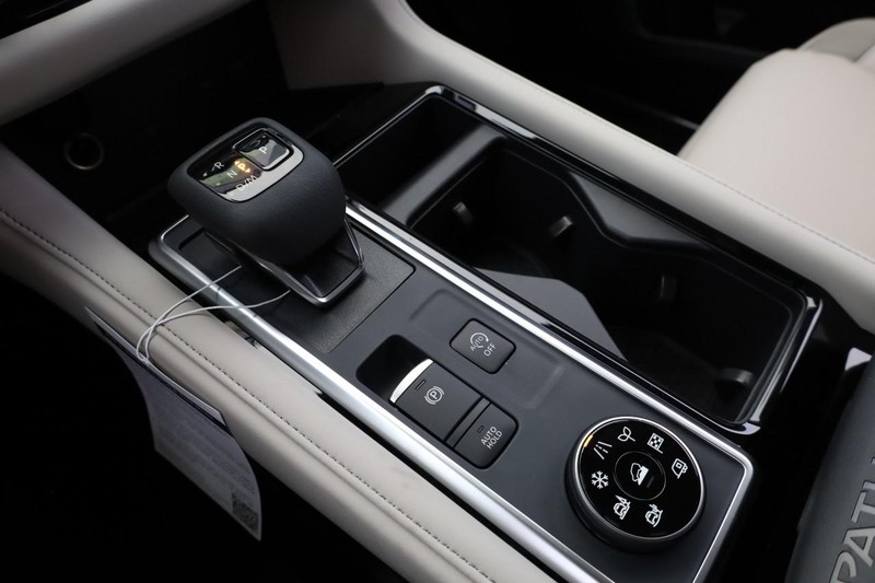 Nissan Pathfinder Vehicle Full-screen Gallery Image 18