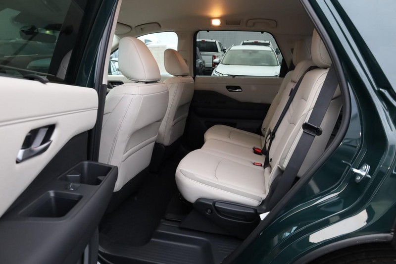 Nissan Pathfinder Vehicle Full-screen Gallery Image 23