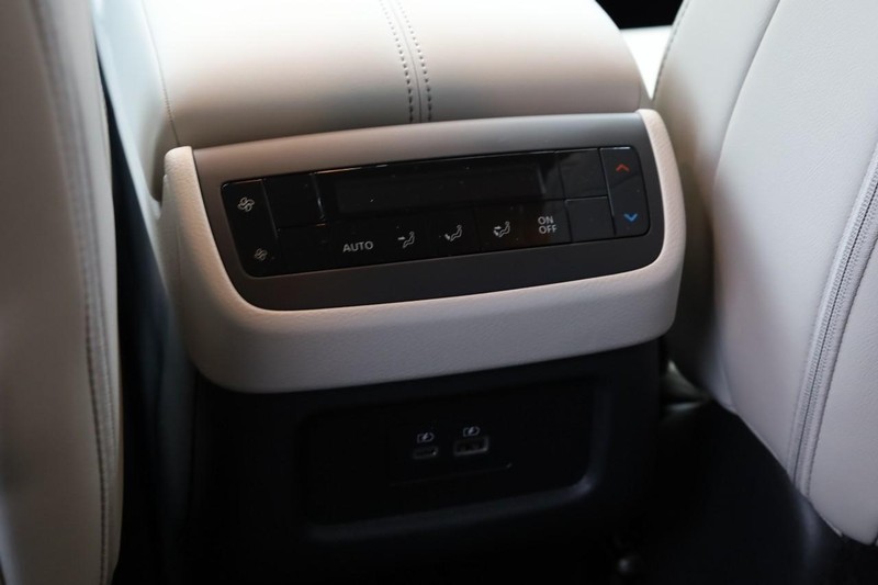 Nissan Pathfinder Vehicle Full-screen Gallery Image 24