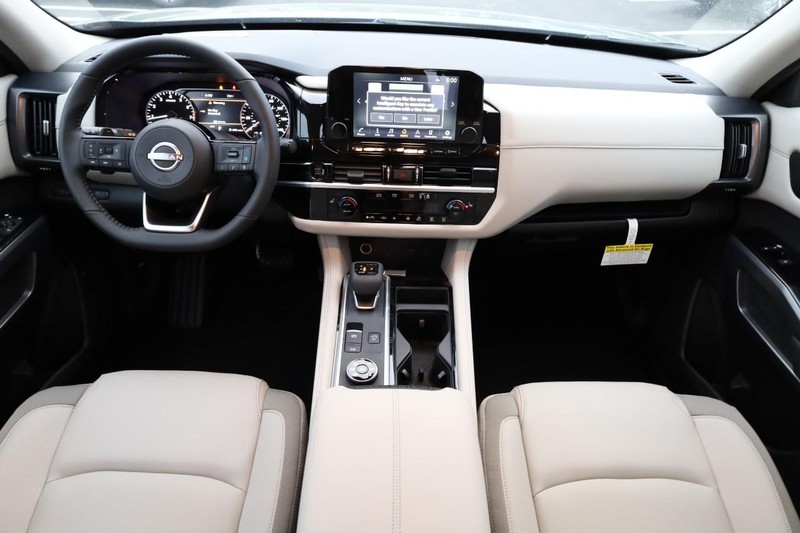 Nissan Pathfinder Vehicle Full-screen Gallery Image 25