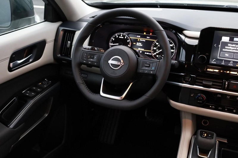 Nissan Pathfinder Vehicle Full-screen Gallery Image 26