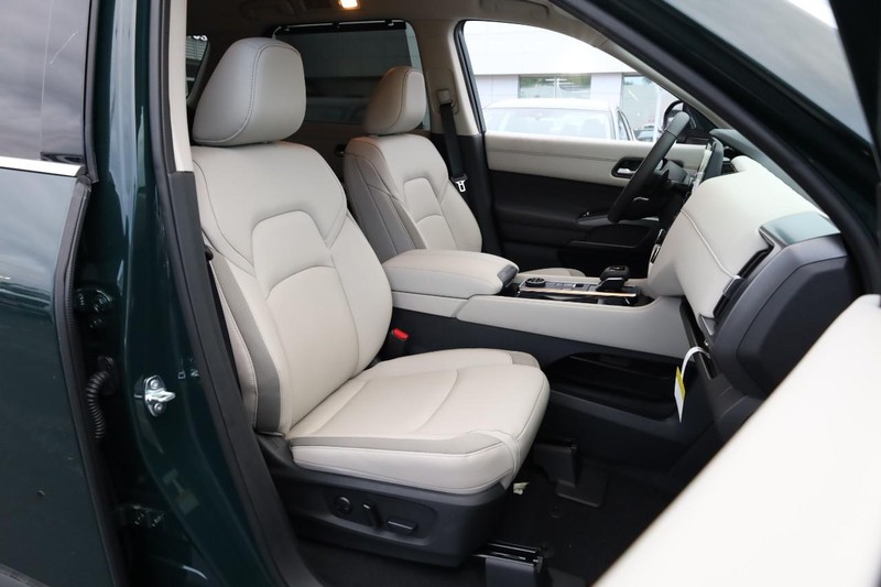 Nissan Pathfinder Vehicle Full-screen Gallery Image 29