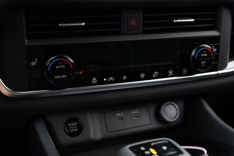 Nissan Rogue Vehicle Image 13