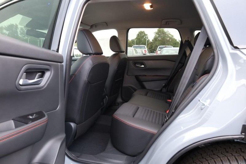 Nissan Rogue Vehicle Image 21