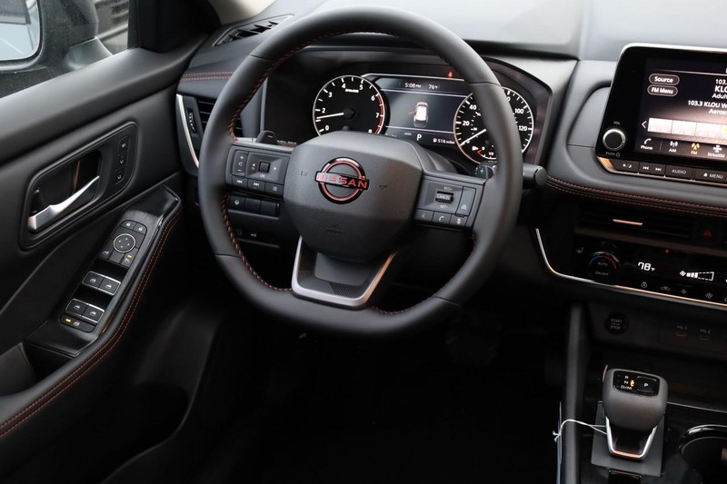 Nissan Rogue Vehicle Image 24