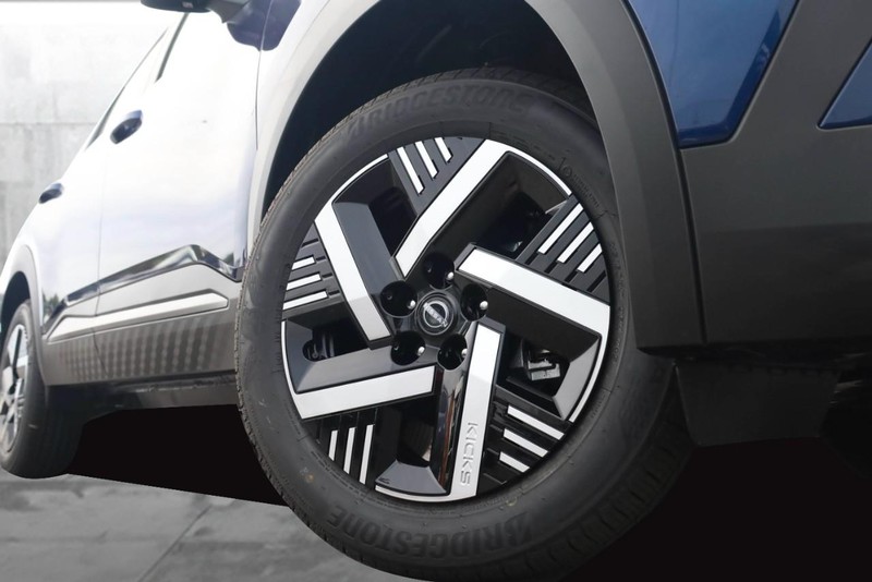 Nissan Kicks Vehicle Image 03