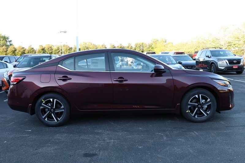 Nissan Sentra Vehicle Full-screen Gallery Image 5