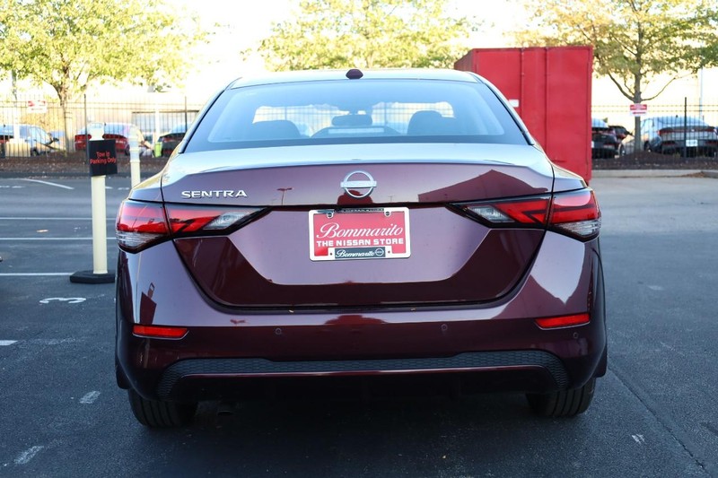 Nissan Sentra Vehicle Full-screen Gallery Image 6
