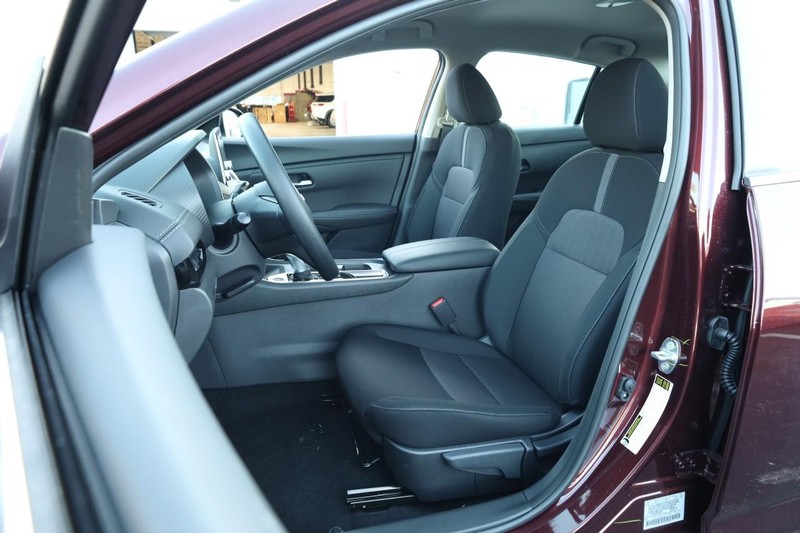 Nissan Sentra Vehicle Full-screen Gallery Image 8
