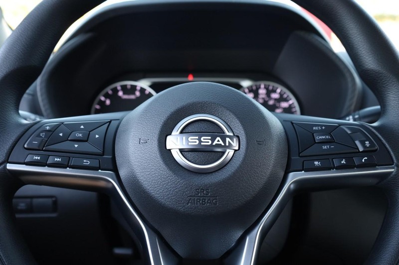 Nissan Sentra Vehicle Full-screen Gallery Image 9