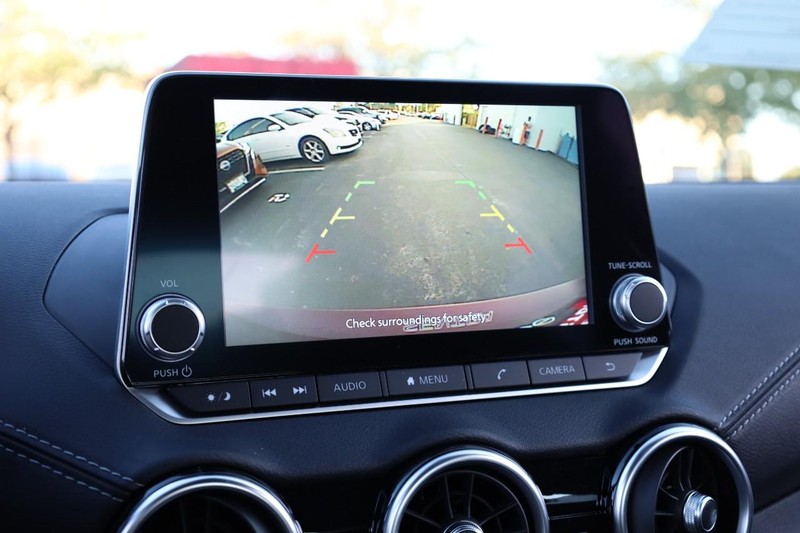 Nissan Sentra Vehicle Full-screen Gallery Image 12