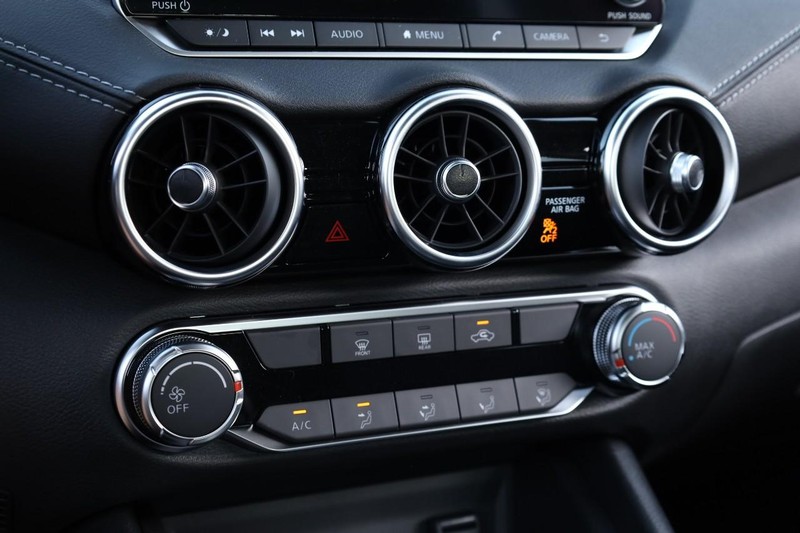 Nissan Sentra Vehicle Full-screen Gallery Image 13