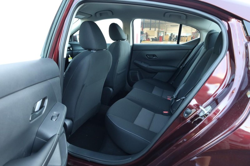 Nissan Sentra Vehicle Full-screen Gallery Image 19