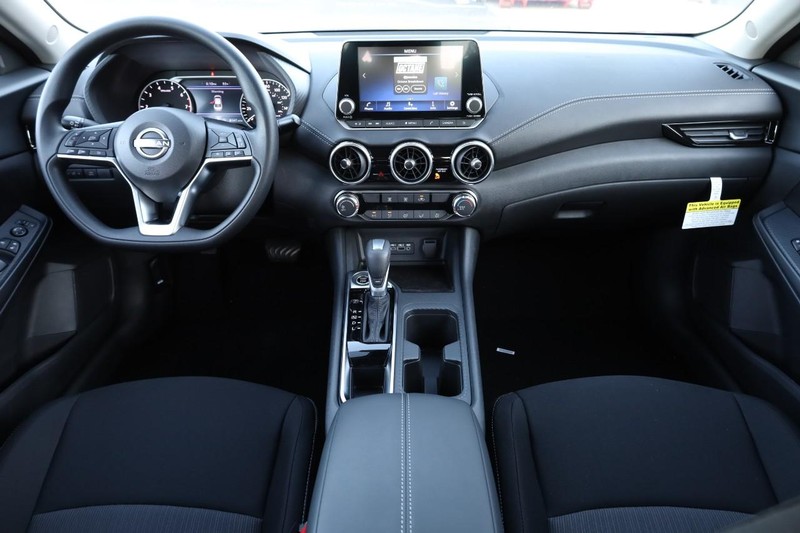 Nissan Sentra Vehicle Full-screen Gallery Image 21