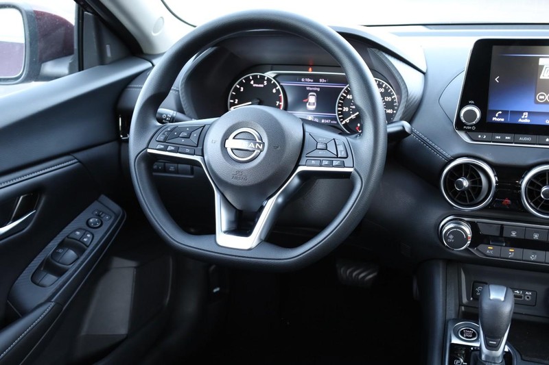 Nissan Sentra Vehicle Full-screen Gallery Image 22