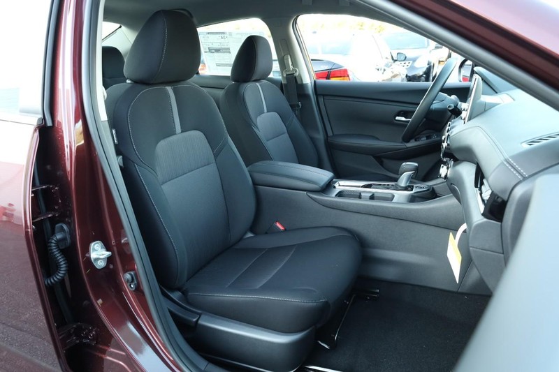 Nissan Sentra Vehicle Full-screen Gallery Image 23