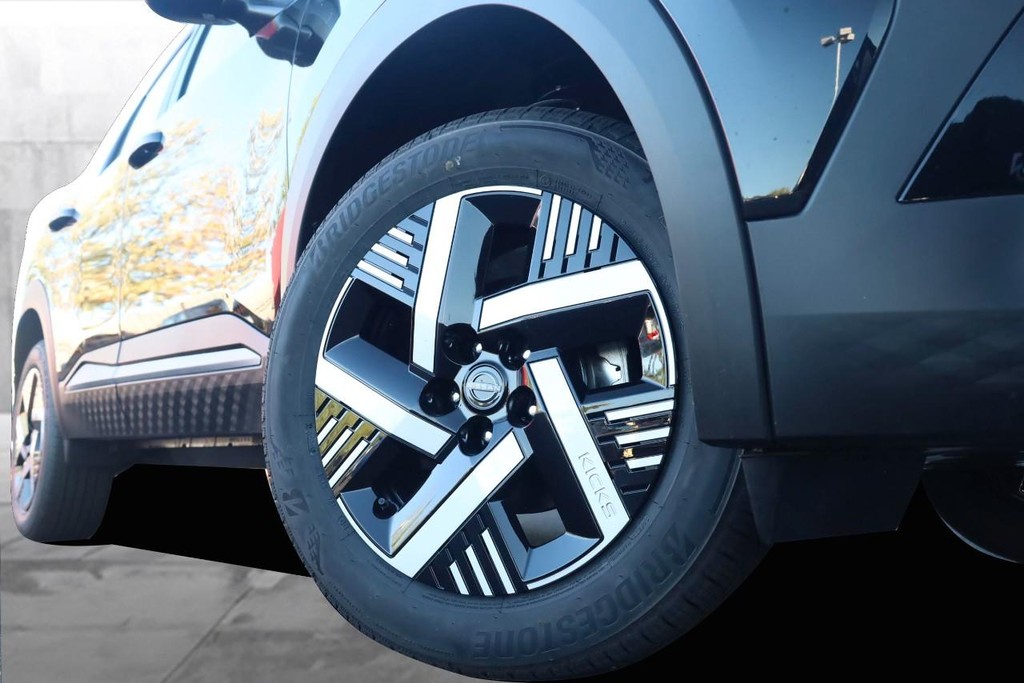 Nissan Kicks Vehicle Image 03